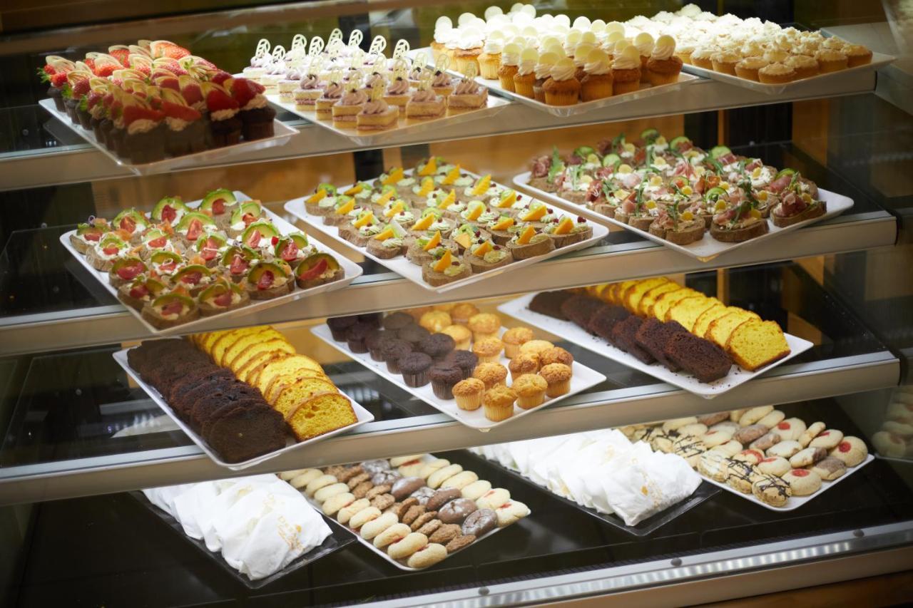 Dreams Sunny Beach Resort And Spa Dış mekan fotoğraf A display of Italian pastries