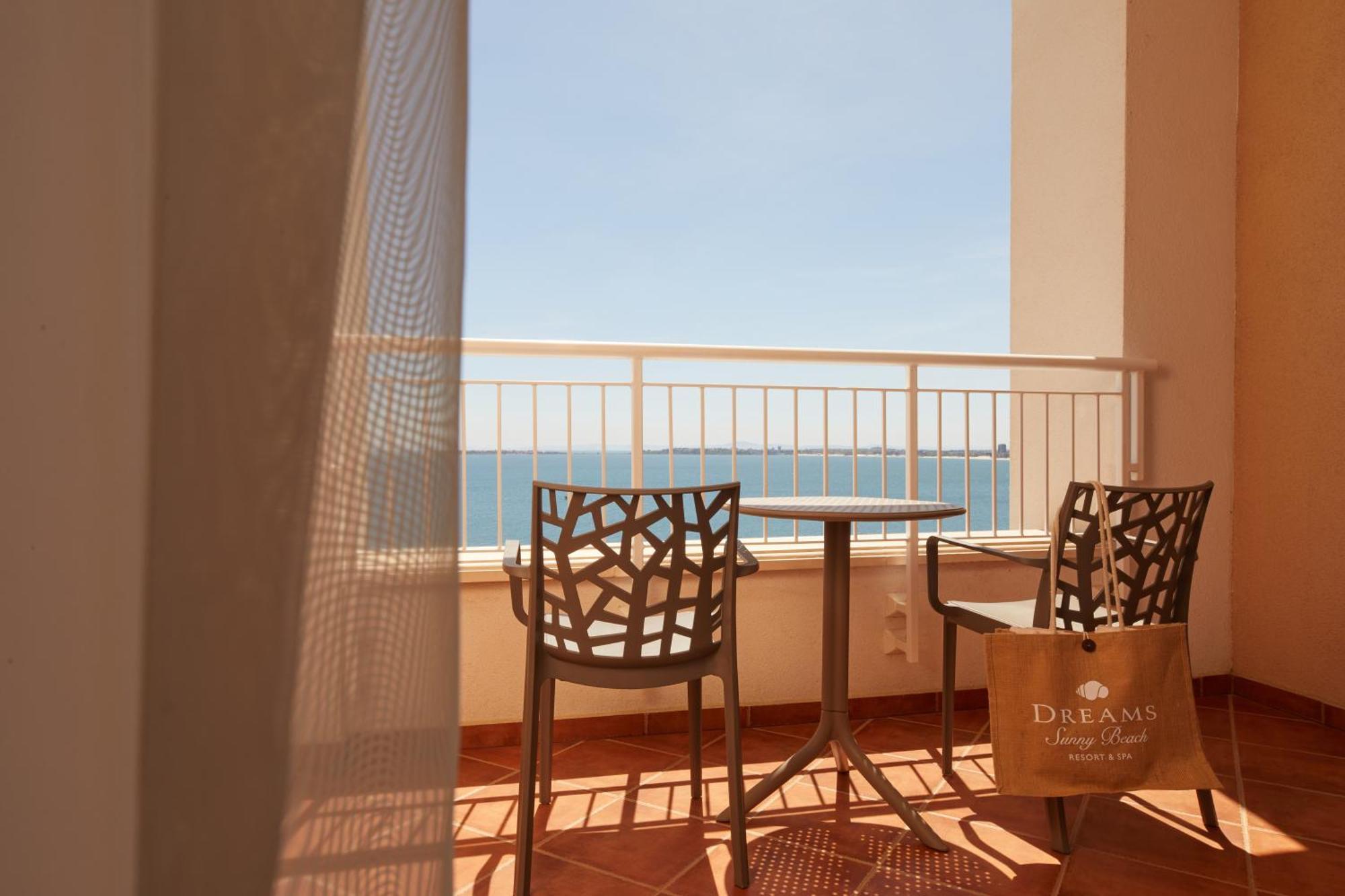 Dreams Sunny Beach Resort And Spa Oda fotoğraf Balcony of a guest room