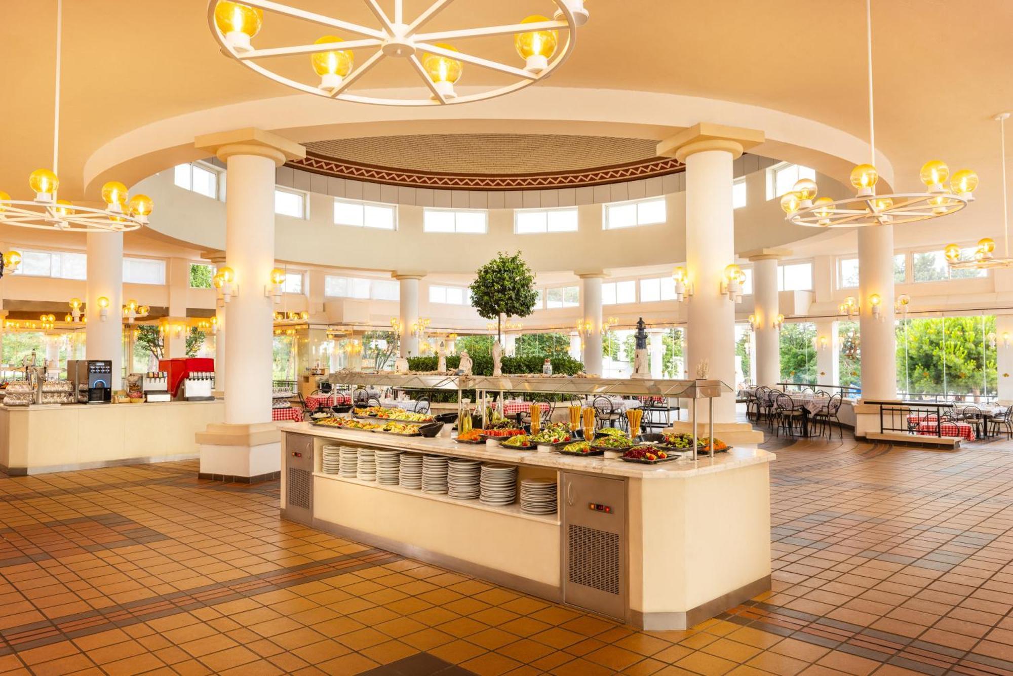 Dreams Sunny Beach Resort And Spa Dış mekan fotoğraf The buffet at the Grand Hotel